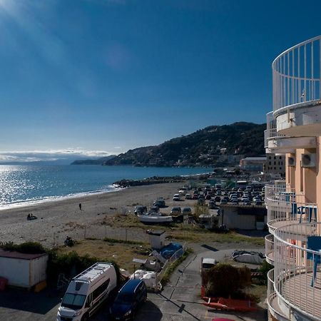 Hotel Sirenella Mele Bagian luar foto