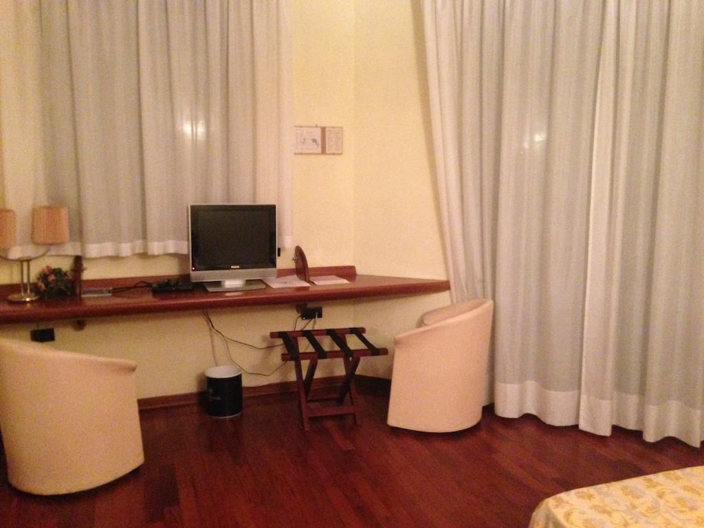 Hotel Sirenella Mele Ruang foto