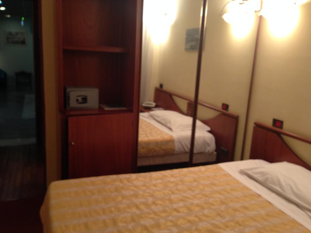 Hotel Sirenella Mele Ruang foto