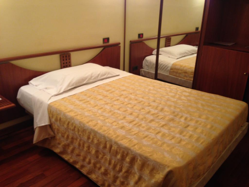 Hotel Sirenella Mele Ruang foto