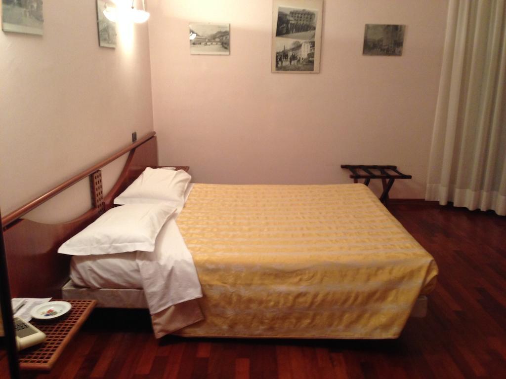 Hotel Sirenella Mele Ruang foto