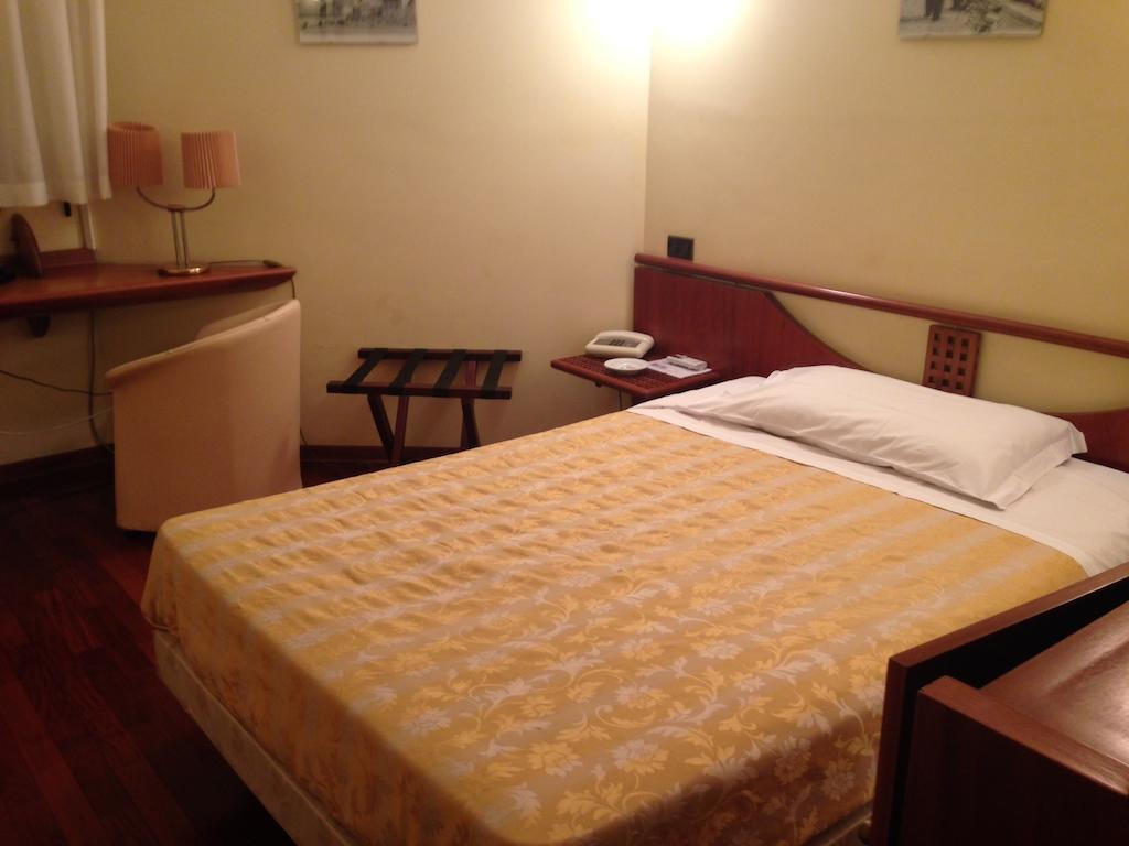 Hotel Sirenella Mele Ruang foto